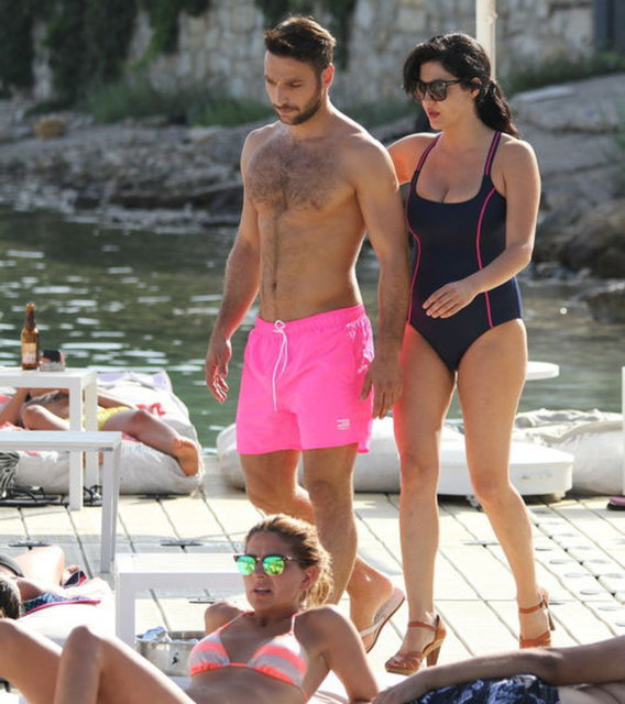 Şarkıcı Tuğba Ekinci yeni bir aşka yelken açtı. Bir ay önce tanışıp ders aldığı oyuncu koçu Ahmet Yıldırım'la ilişki yaşamaya başlayan Ekinci, Çeşme'de objektiflere takıldı.