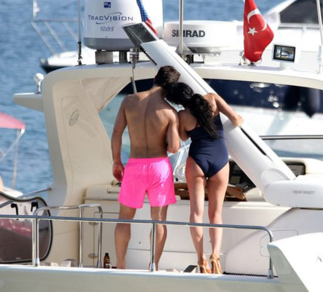 Aya Yorgi Koyu'nda bulunan bir teknede gününü gün eden Ekinci, mayosunun altına giydiği topuklu ayakkabılarıyla dikkat çekti.