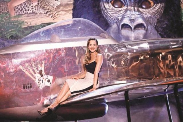 Jessica Alba, törenin sunucularından biriydi.