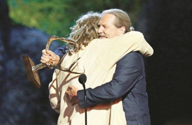 Jake Gyllenhaal ve Jeff Bridges, sahnede birbirlerine böyle sarıldı.