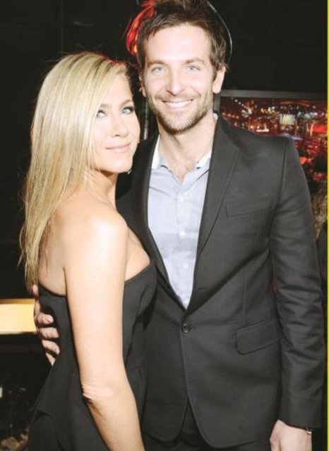 Jennifer Aniston, ödül töreni öncesi eski sevgilisi Bradley Cooper ile poz verdi.