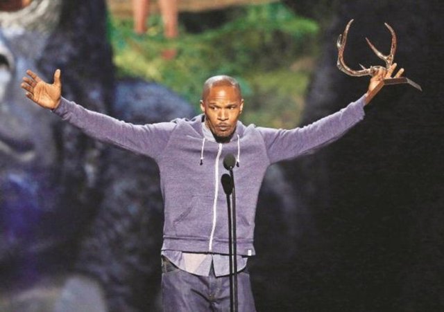 Jamie Foxx'a "Virtuosso" ödülü verildi.