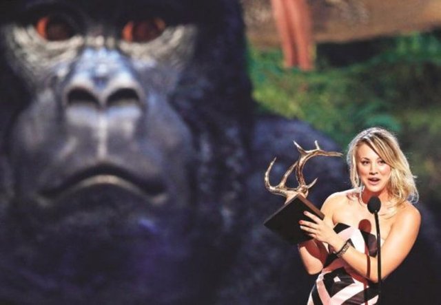 Kaley Cuoco, "Seksi ve komik" ödülünün sahibi oldu.