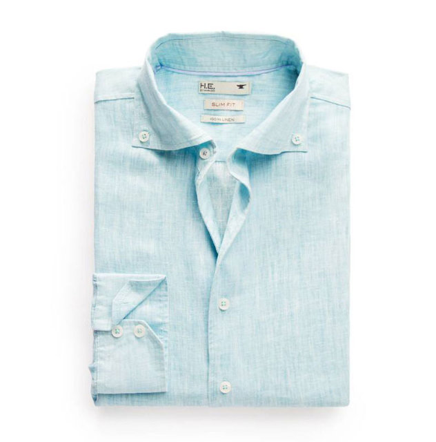 Yaz aylarının kurtarıcısı olan, sezonun trend renklerinde seçilmiş keten bir gömlek en iyi hediye alternatiflerinden biri. He by Mango keten gömleğin fiyatı 139.99 TL.