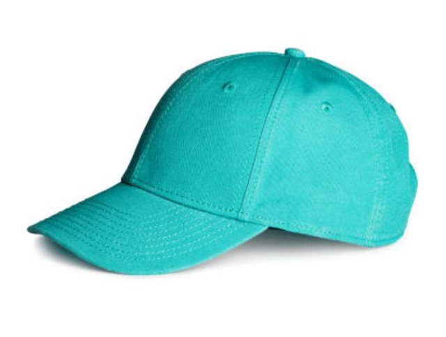 Yazın kavurucu sıcağında, güneşten koruyacak bir şapka da başka bir hediye seçeneği olabilir. Turkuaz renkli kanvas şapka H&M fiyatı ise sadece 19.95 TL.