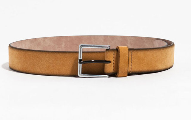Casual pantolonlarıyla da, jean'leriyle de rahatlıkla kullanabileceği bir kemer de hediye alternatifleri arasında. Zara Man süet kemerin fiyatı 79.95 TL.
