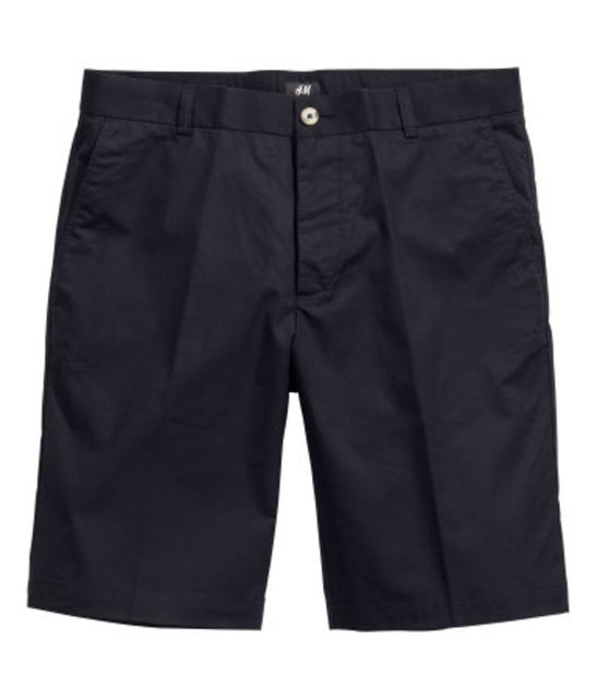 Bu keten gömleği en iyi tamamlayacak olan chino şort, yaz akşamları için ideal olduğu gibi, en kullanışlı hediyelerden biri olacaktır. Klasik kesimli şort H&M imzalı, fiyatı ise 34.95 TL.