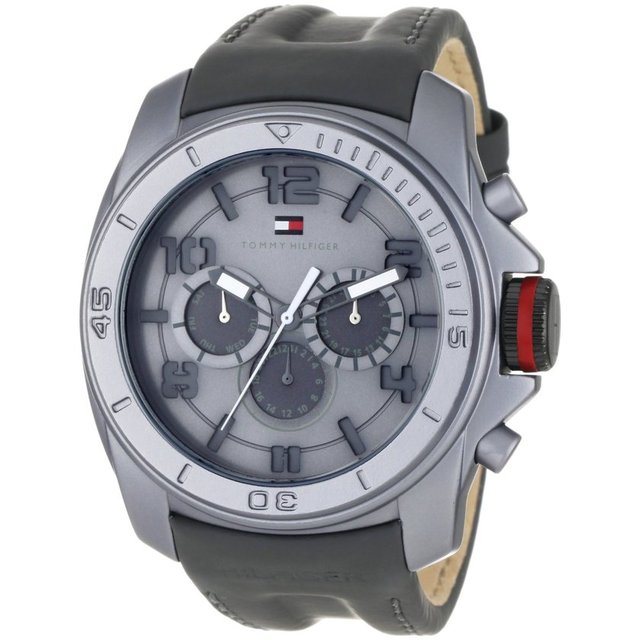 Günlük olarak kullanabileceği şık bir aksesuar onu en çok mutlu edecek hediyelerden biri olabilir. Tommy Hilfiger marka bir kol saati mesela. Çelik kasa saatin fiyatı 499 TL.