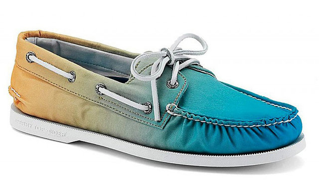 Yazın coşkulu renklerine sahip ombre bir loafer alın babanıza. İnanın hem çok rahat edecek, hem de tarz bir seçim olacaktır. Sperry Top Sider loafer 249 TL