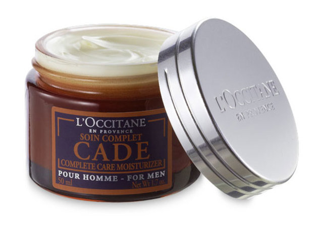 Bakımlı babalar için, kolay emilen yapısı ile traş sonrası için harika bir nemlendirici olan L'occitane Cade Complete Care Moisturizer'ı tercih edebilirsiniz. Fiyatı 162 TL.