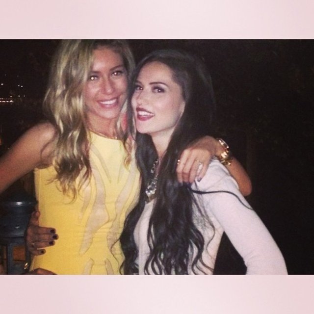 Yakın arkadaşlarıyla birlikte yeni yaşını kutlayan Evcen, paylaştığı fotoğrafın altına 'Yeni yaşıma can dostlarla girdim. -