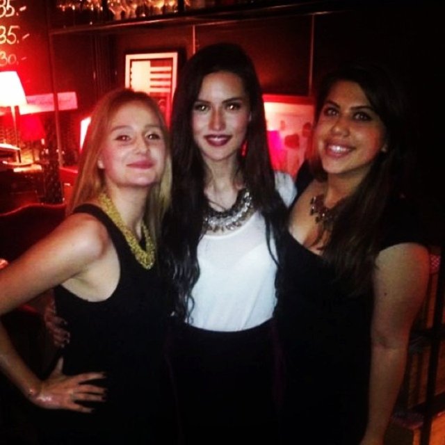 Başta Sinem Kobal, olmak üzere çok sayıda ünlü isim Fahriye Evcen'i bu özel gününde yalnız bırakmadı.