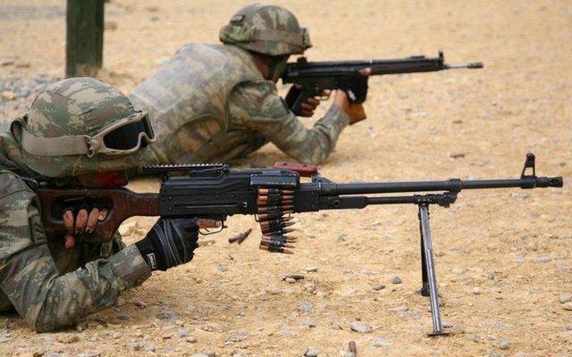 Mehmetçiğin gerçek mermilerle yaptığı tatbikat nefesleri keserken, komandolar performansları ile 24 saat göreve hazır olduklarını kanıtladılar.