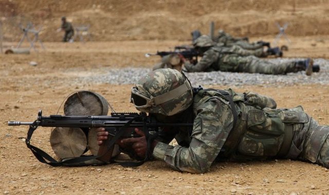 Türk Silahlı Kuvvetleri'nin profesyonel birliklerinden oluşan 4'üncü Komando Tugayı'nda, komandolar gerçek mühimmatlarla yapılan bir birinden zorlu eğitim şartlarını başarıyla geçerek hazırlıklarını sürdürüyor.