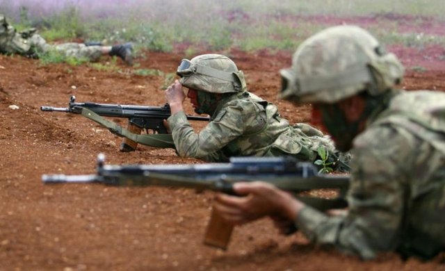 Komandolar gece görüş imkanlarına sahip ileri teknoloji teçhizatları sayesinde gecede, gündüz gibi operasyon yapabiliyor.