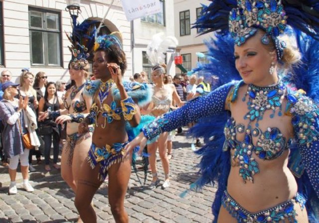 Şehirde alışveriş eden Danimarkalılar, turist ve göçmenlerde de dansçılara ayak uydurmaya çalıştı...