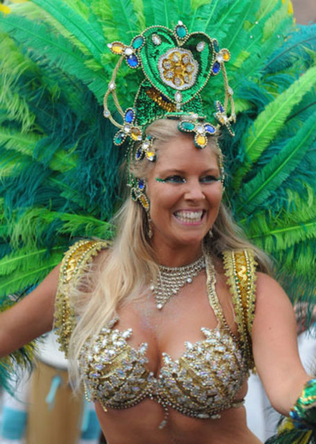 32'inci kez düzenlenen karnavalda, Samba, Rumba müzikleri eşliğinde dans eden gruplar, Hojbroplads Meydanı'nda başlayarak...
