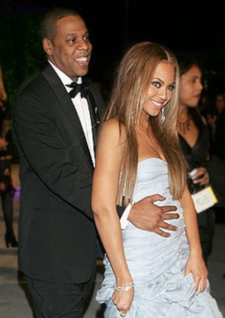 Bazı internet sitelerinde dolaşan söylentilere göre Jay Z, karısı Beyonce'yi Casey Cohen adında bir gece kulübü hostesiyle aldatıyor.