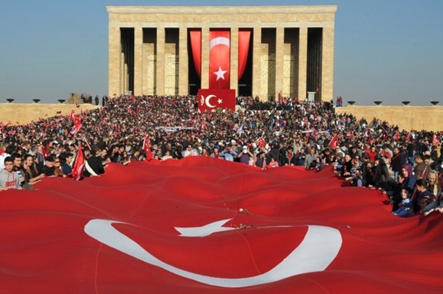 Yüzü kapalı bir kişinin Diyarbakır'da 2. Hava Kuvveti Komutanlığı'nın duvardan atlayarak kışla içindeki 'Türk Bayrağı'nı indirilmesi tüm yurtta büyük tepki çekti.  -  - Ünlü isimler de bu duruma duyarsız kalmadı ve sosyal medyadan tepkilerini gösterdiler.