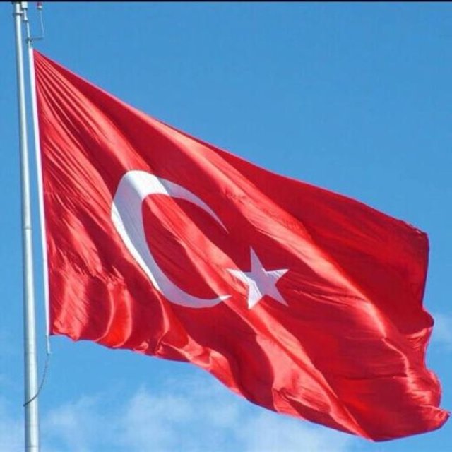 HADİSE - "Bayrak, bir ulusun onurudur. Ne olursa olsun yerlere serilemez ve çiğnenemez." Mustafa Kemal Atatürk