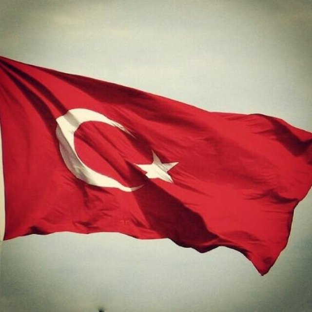 MEHMET OKUR  - Bayrak,bir ulusun onurudur..Ne olursa olsun yerlere serilemez ve çiğnenemez