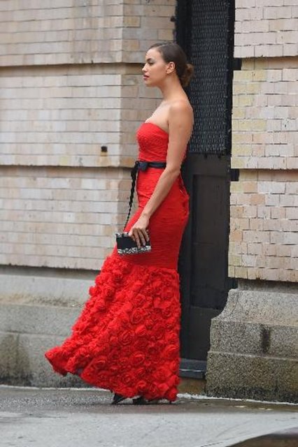 Böylece kırmızı elbise ünlü modelin bedenine tam olarak oturdu.