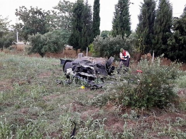 Polis, sahte kimlikle geldikleri Foca'da kaza yapan kazazedelerin ne amaçla geldikleri ve irtibatları araştırılıyor. Otomobilden çıkan tabanca ve mermiler balistik incelemeye gönderildi.