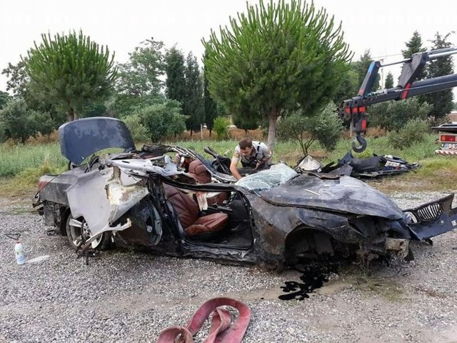 Şüphelilerin başkalarına ait kimliklerin üzerine kendi fotoğraflarını yapıştırarak kullandıkları anlaşıldı. Kazadan bir gün önce Ankara'dan kiraladıkları otomobille Foça'ya geldikleri tespit edilen, 3 kişinin isimleri belirlenmeye çalışıyor.