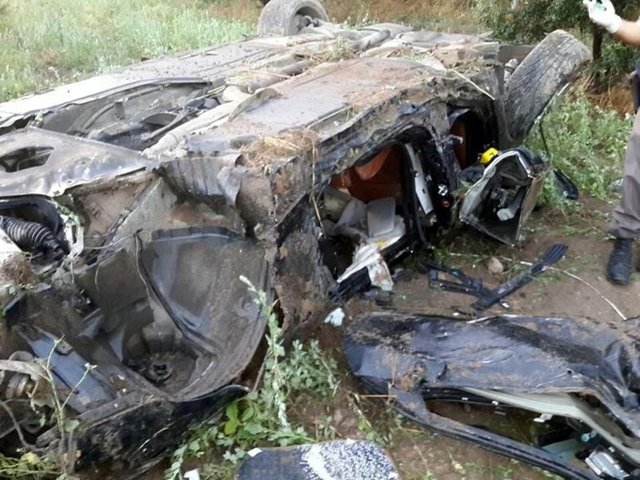 KİMLİKLERİ SAHTE ÇIKTI - İzmir'in Foça İlçesi'nde hız nedeniyle meydana gelen 2 kişinin öldüğü, 1 kişinin de yaralandığı kazada, araçta bulunan kazazedelerin üzerinden çıkan kimliklerin sahte olduğu ortaya çıktı.