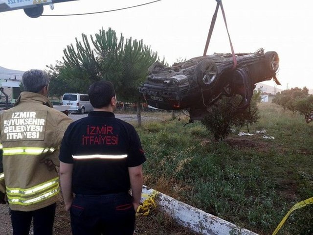 Olay yerinde yaşamını yitiren iki kişinin cesetleri ise otopsi için İzmir Adli Tıp Kurumu Morgu'na kaldırıldı. Kazanın ardından jandarmanın otomobilde yaptığı aramada bir tabanca ile Kalaşnikof marka uzun namlulu silaha ait mermiler bulunduğu öğrenildi.