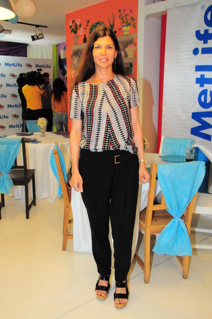 ZEYNEP ÜSTÜNEL 
