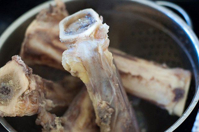 Et suyu: Mutlaka bir köşede bir paket bulunmalı. Bir tanesinde bile 5 gram protein var. Düşük sodyum oranlı oranını tercih edin.