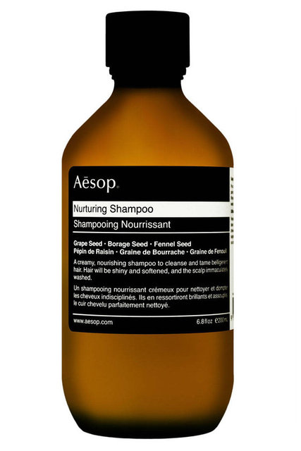 Aesop besleyici bileşenleri, harika köpüren yapısı ve verdiği parlaklık ile dünyanın en çok tercih ettiği şampuanlar listesinde yer alıyor.