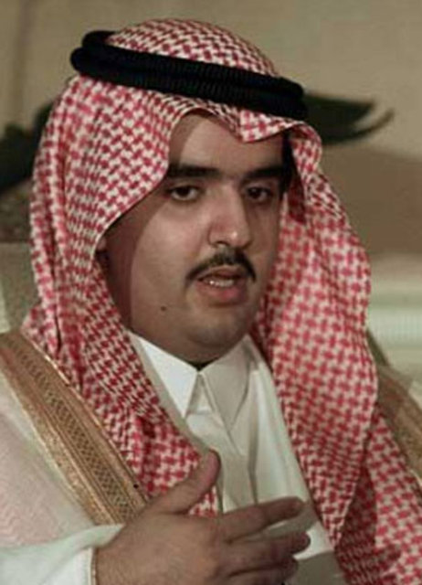 Harb'a Kral'la olan ilişkisi hakkında konuşmaması ve aileden herhangi bir nafaka istememesi için 2003 yılında 12 milyon sterlin ve ayrıca Londra merkezinde iki lüks daire teklif edildi.