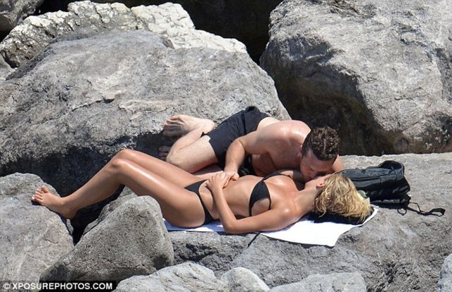 Seksi model Lara Bingle aktör sevgilisi Sam Worthington ile tatilde görüntülendi.