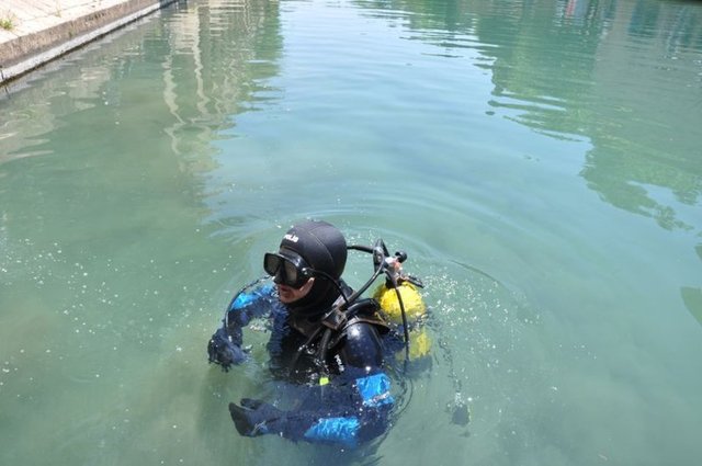 Çalışmalarla ilgili bilgi veren Çevre Koruma Vakfı Müdürü ve Balıklıgöl alan sorumlusu Siracettin İlhan, göldeki balıkların sağlığını korumak ve sudaki oksijen oranın düşmemesi için çalışma başlattıklarını söyledi. -