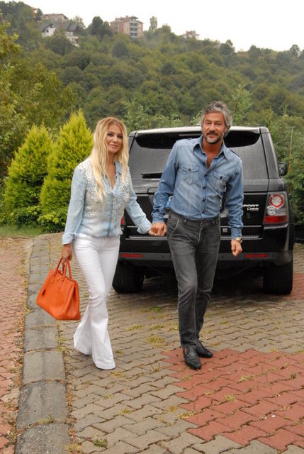 BÖYLE JEST GÖRÜLMEDİ - Halk müziği sanatçısı Songül Karlı'ya işadamı eşi Metin Yüncü'den büyük jest.