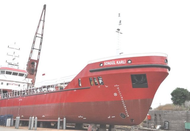 Böyle eş herkese nasip olmaz. Şarkıcı Songül Karlı'nın işadamı eşi Metin Yüncü, Tuzla'da bir tersanede yaptırdığı devasa yük gemisinin burnuna 'Songül Karlı'nın adını yazdırdı.