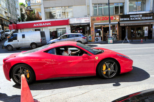 Uzun süredir bir Ferrari almak isteyen Sayışman, geçtiğimiz günlerde 340 bin Euro verip 2013 model ikinci el bir Ferrari Italia 458 aldı.