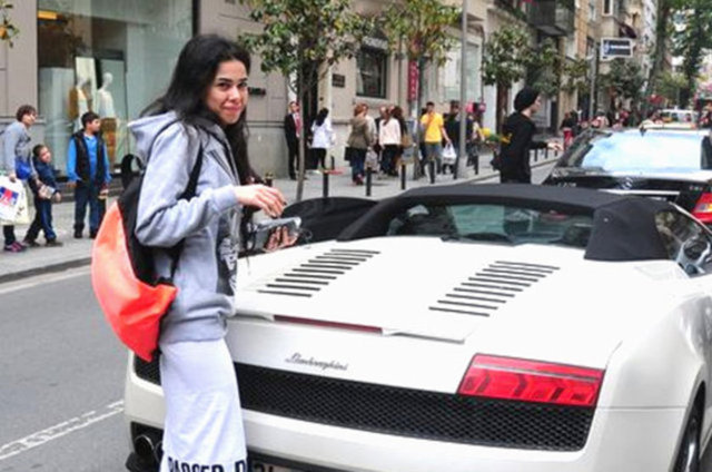 CANER YOLLARDA DA ÇOK HIZLIFenerbahçeli futbolcu Caner Erkin'in eşi Asena Erkin, Lamborghini marka otomobiliyle görüntülendi.