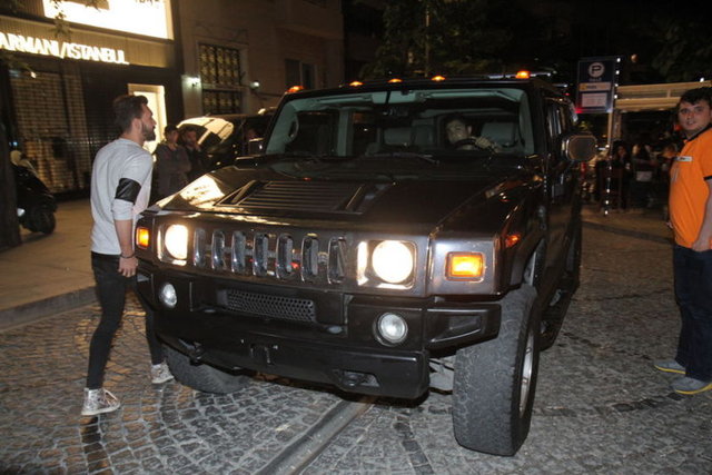 YERLİ MESSİ'YE GÜRCÜ HUMMER  Nuri ALTUNTAŞ / HT MAGAZİN  -  - Yerli Messi diye lanse edilen Muhammed Demirci, futbol hayatındaki başarısızlığıyla Beşiktaşlılar başta olmak üzere tüm futbolseverlerde hayal kırıklığı yaratmıştı.