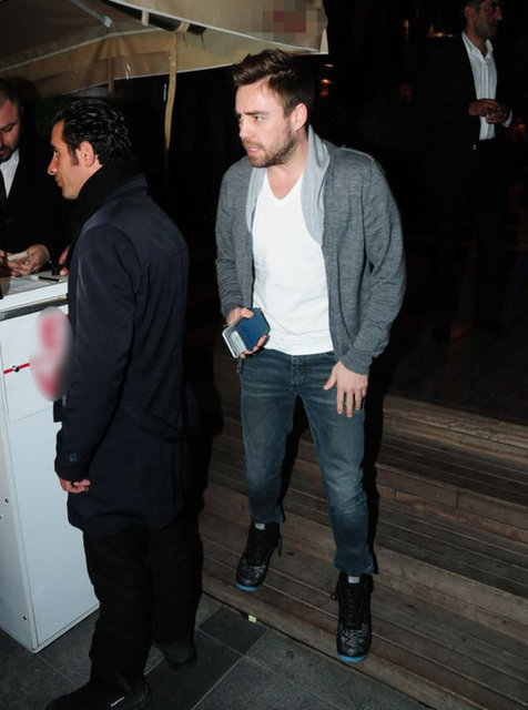 Etiler'de görüntülenen popçu, Merve Boluğur ile barıştığı iddialarına yanıt verdi: "Henüz öyle bir şey yok. Siz yazıyorsunuz."