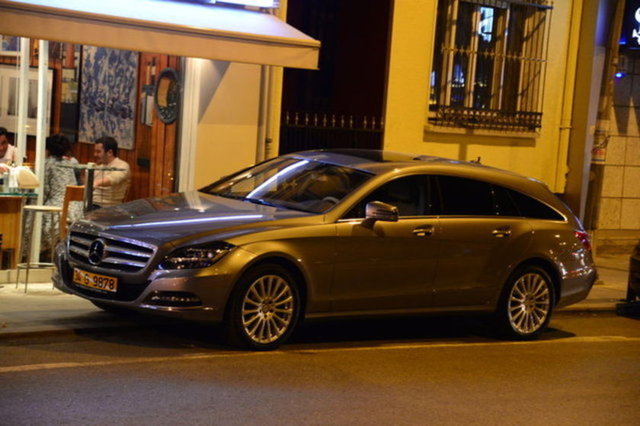 Hülya Avşar - Mercedes E350 4Matic