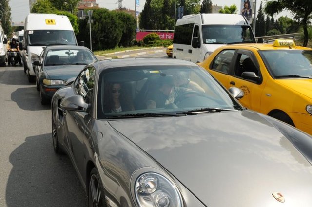 450 bin Euro'ya Porsche 911 Turbo satın alan Tatlıtuğ, önceki gün sevgilisi Başak Dizer'le Etiler'de görüntülendi.