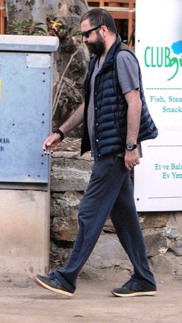 - Bir kadını mutlu etmek istiyorsan dost gibi dertleş, baba gibi koru, adam gibi sev.