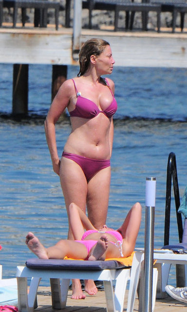 Annesi ve erkek kardeşiyle geldiği Yalıkavak'taki Magi Beach'te uzun süre güneşlenen Sever, sıcaktan bunalınca kendini serin sulara bıraktı.