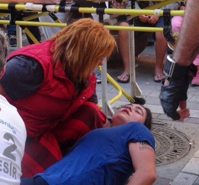 Olay, Bandırma Kaşif Acar Caddesi Sevgi Yolu'nda meydana geldi. Caddede yürüyen Gülcan B. ve hamile olan arkadaşı 21 yaşındaki İpek K. ile başka bir kadın grubu arasında kıskançlık yüzünden kavga çıktı.