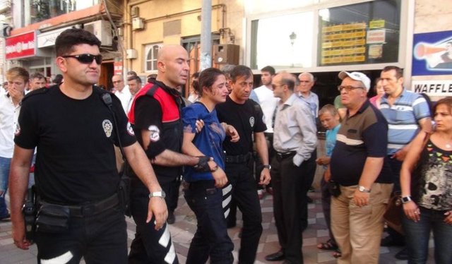 Caddede görev yapan Yunus ekipleri kavgayı güçlükle durduruken, Gülcan B. sinir krizi geçirerek, çevreye saldırmaya başladı.Bu sırada kavgaya karışan diğer kadınlar olay yerinden ayrıldı.