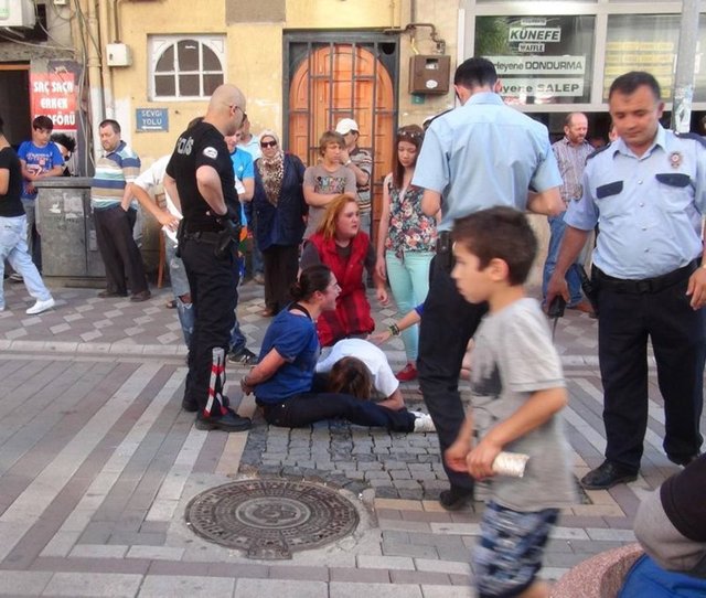 Balıkesir'in Bandırma İlçesi'nde kadınlar arasında kıskançlık nedeniyle çıktığı öne sürülen kavgada sinir krizi geçiren 22 yaşındaki Gülcan B.'ye polis kelepçe taktı.