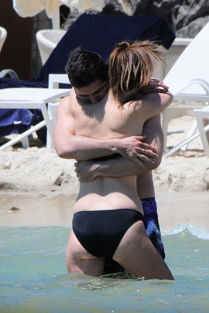 Tolgahan Sayışman'la Selen Soyder düşman çatlattı! Bodrum'da tatil yapan iki sevgili önceki gün Yalıkavak'taki Palmalife Otel'in sahilinde birlikte denizin ve güneşin tadını çıkardı.